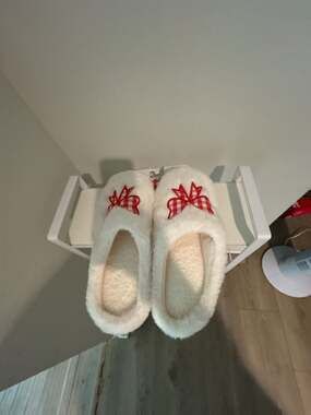 Luna Mellow White Faux Fur Slippers with Red Gingham Bow Size XL 9.5-10.5